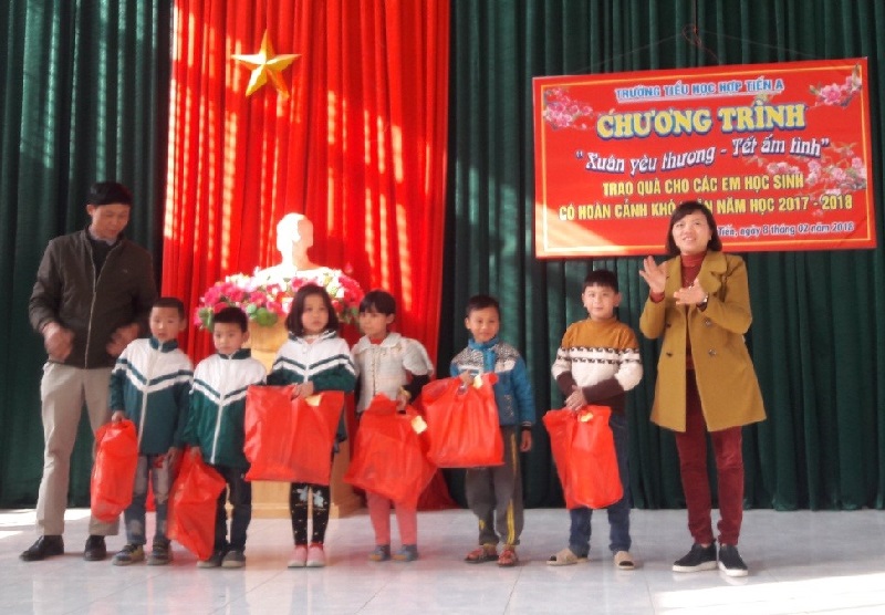Trường Tiểu học Hợp Tiến A tổ chức chương trình trao quà “Xuân yêu thương – Tết ấm tình” cho học sinh hoàn cảnh khó khăn
