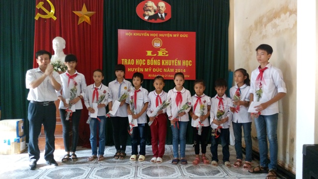 Hội Khuyến học Mỹ Đức trao học bổng của Hội Khuyến học thành phố cho học sinh có hoàn cảnh khó khăn.