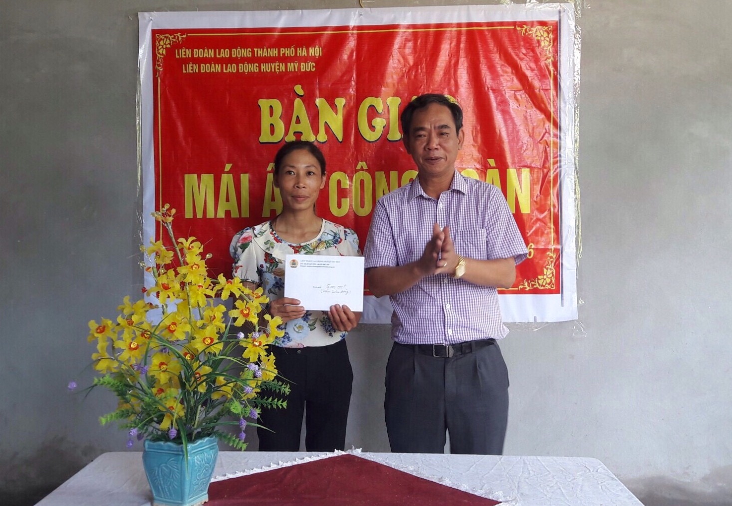 Lễ bàn giao nhà “Mái ấm công đoàn” cho công đoàn viên Trường Mầm non xã Phùng Xá